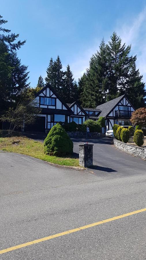 Quaint Tudor Retreat Homestay Nanoose Bay