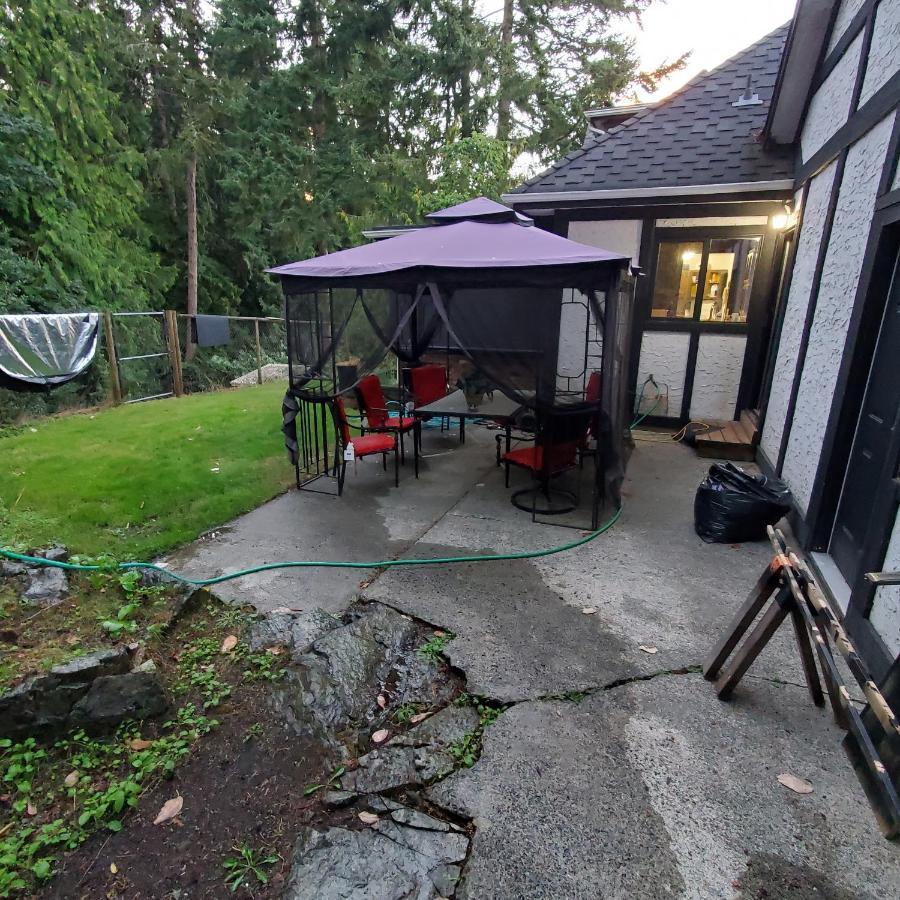 Quaint Tudor Retreat * Nanoose Bay